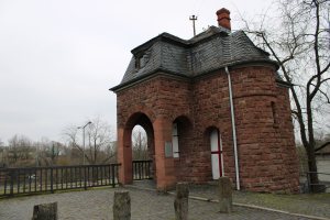 Brückenhäuschen an der ehemaligen Eisenbrücke am Main zwischen Frankfurt-Schwanheim und Frankfurt-Griesheim